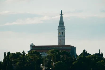 Verlassene Dörfer in Kroatien: Geisterdörfer zwischen Geschichte und Natur