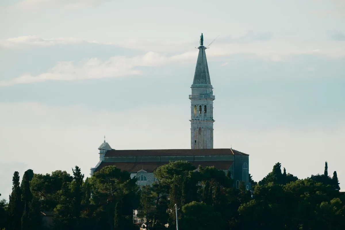 Verlassene Dörfer in Kroatien: Geisterdörfer zwischen Geschichte und Natur