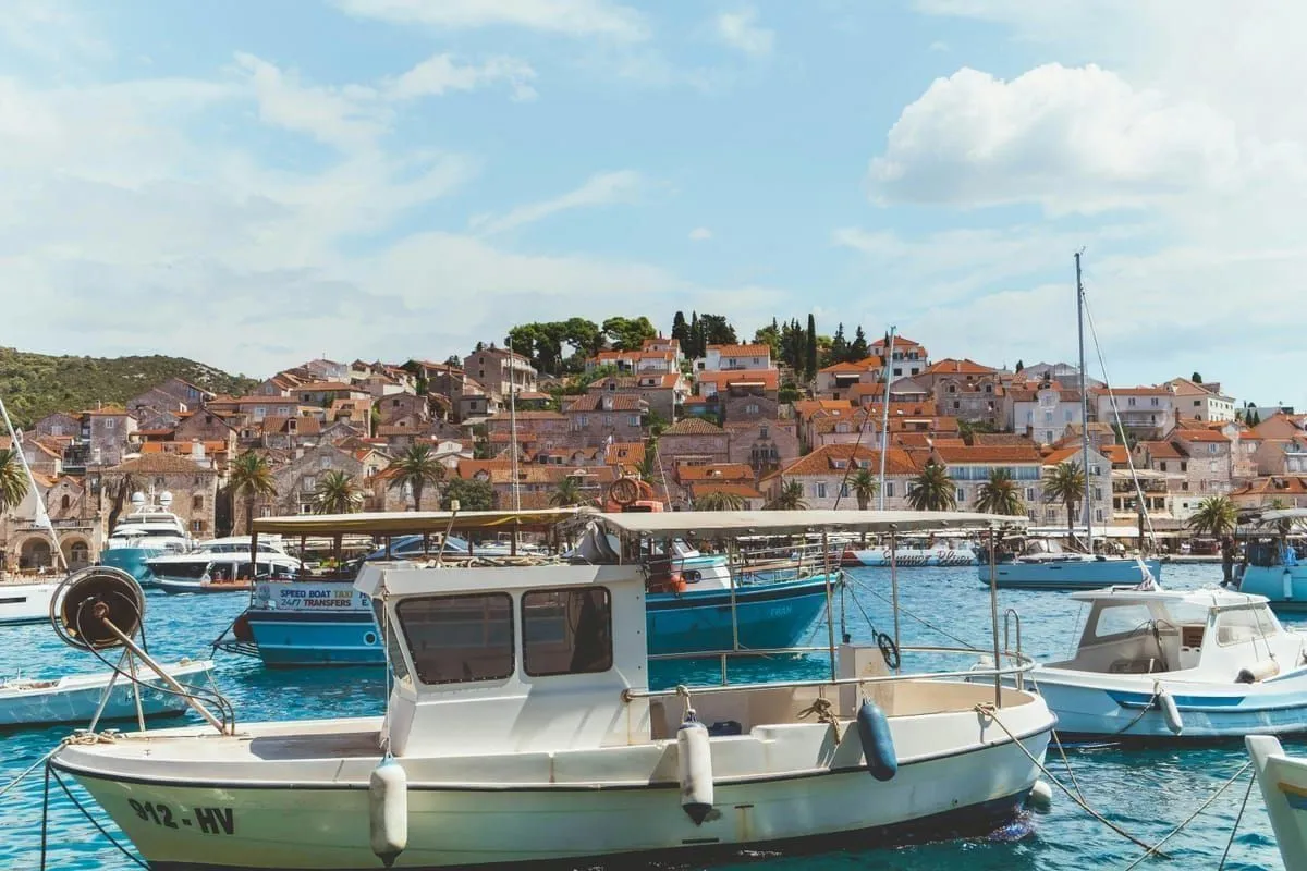 WM 2026 auf Hvar schauen: Nacht-Spiele auf der Partyinsel