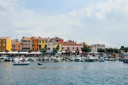 WM 2026 in Rovinj schauen: Fußball mit Hafenkulisse