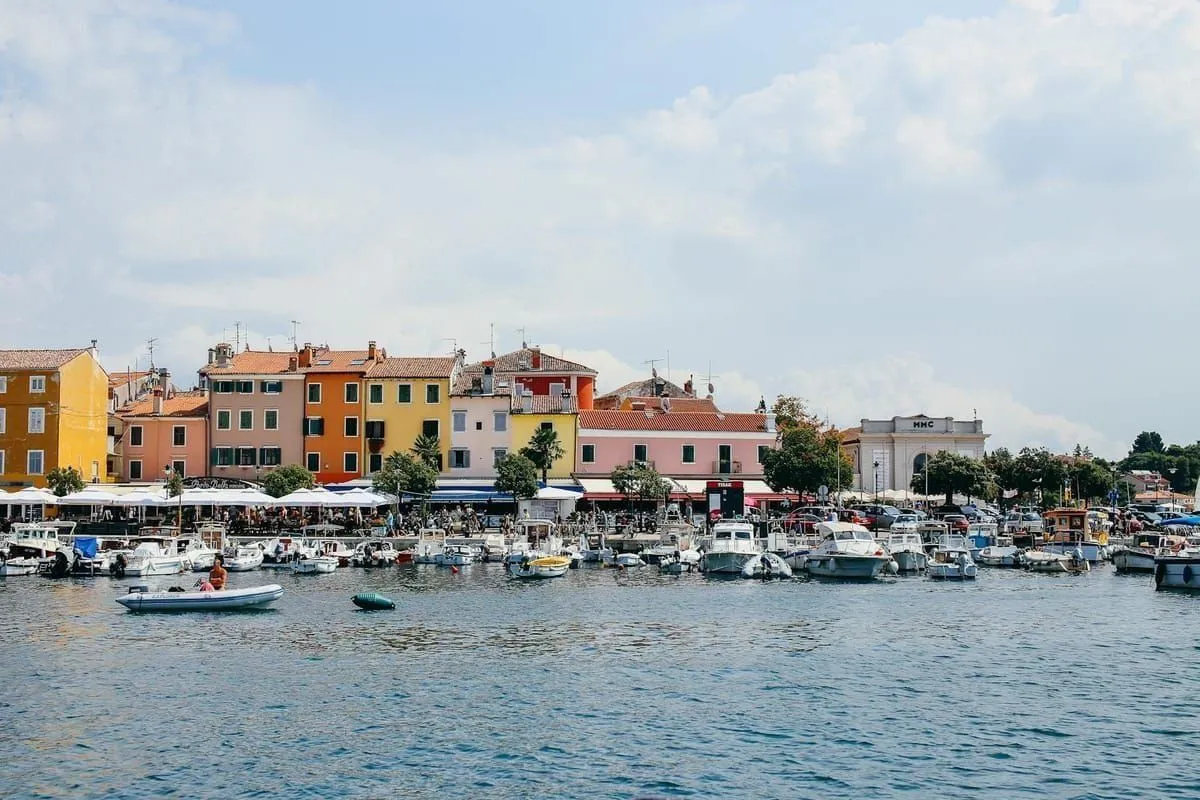 WM 2026 in Rovinj schauen: Fußball mit Hafenkulisse