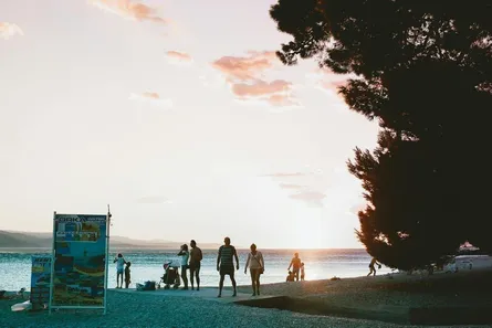 Kroatien mit Kleinkind: Die 8 besten flachen Sandstrände zum Planschen (2026)