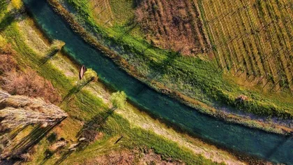 Fluss und Felder aus der Luft – die slawonische Tiefebene