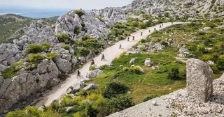 Gruppe von Radfahrern auf der Schotterstraße über den Velebit