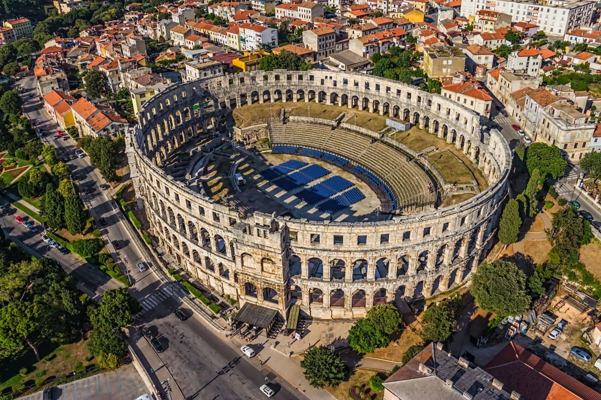 Inneres der Arena von Pula mit Blick auf die Ränge
