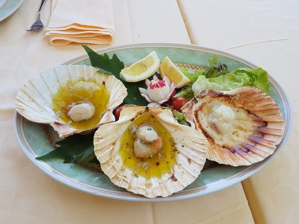 Gedeckter Tisch mit dalmatinischen Spezialitäten in einer Konoba in Omiš