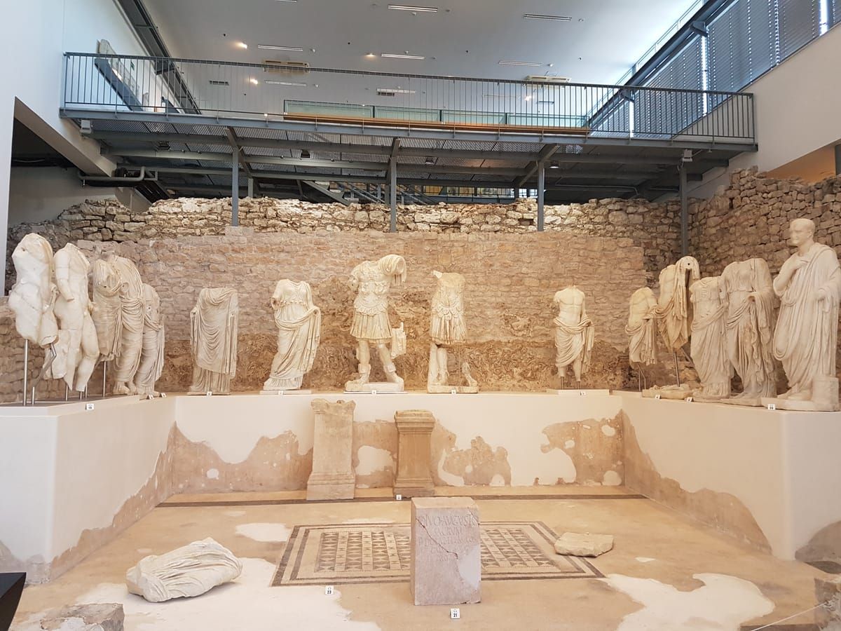 Ruinen des Amphitheaters von Salona mit Bergkulisse