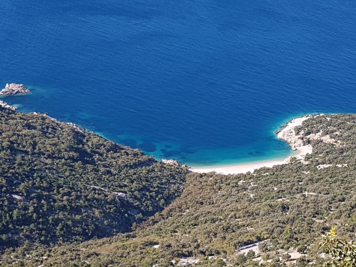 Die Klippen von Lubenice auf Cres mit Blick auf die Bucht