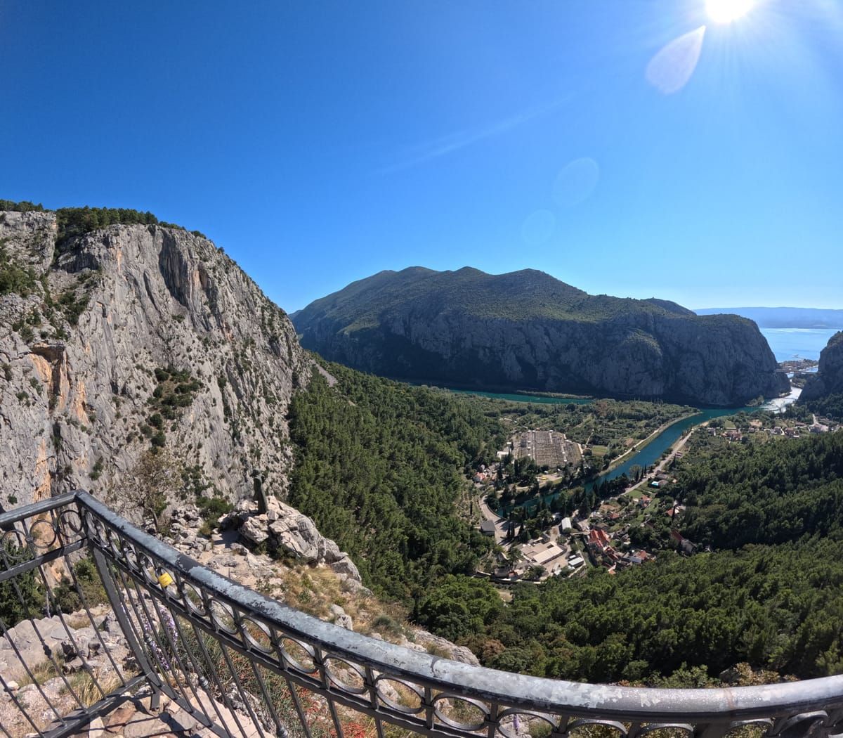 Smaragdgrüne Cetina zwischen hohen Felswänden im Canyon bei Omiš