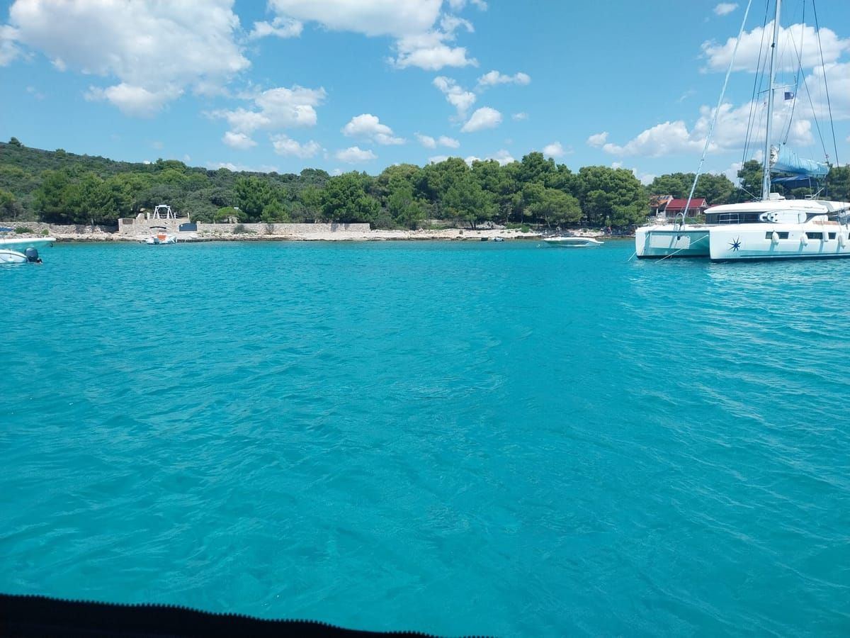 Boote in einer türkisen Bucht nahe Split