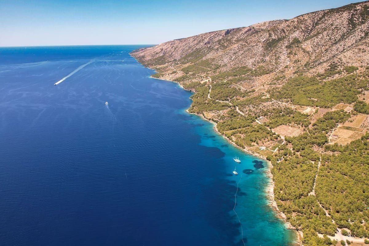 Blick auf den Flughafen Rijeka auf der Insel Krk mit der Kvarner-Bucht im Hintergrund