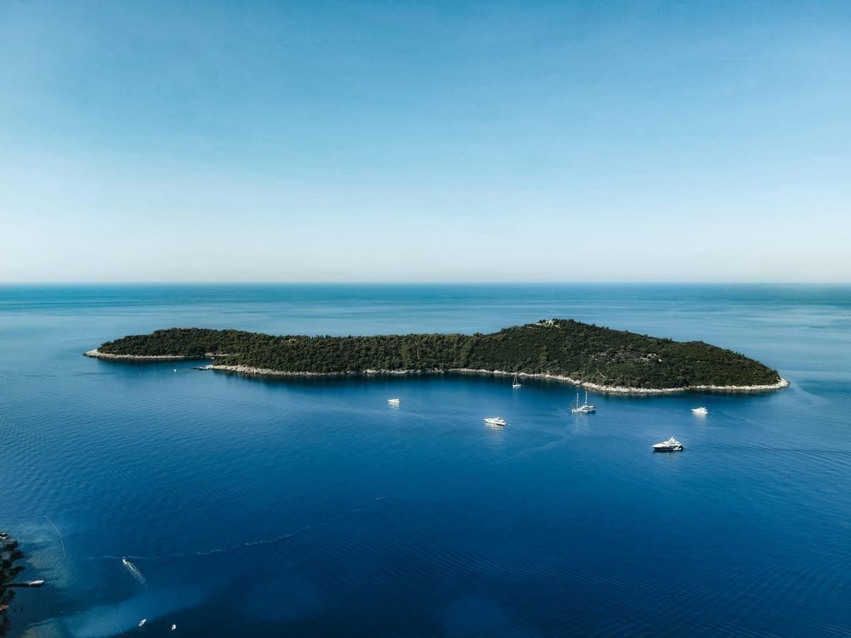Wasserrutschen und Leuchtturm-Turm im Aquapark Čikat auf Lošinj