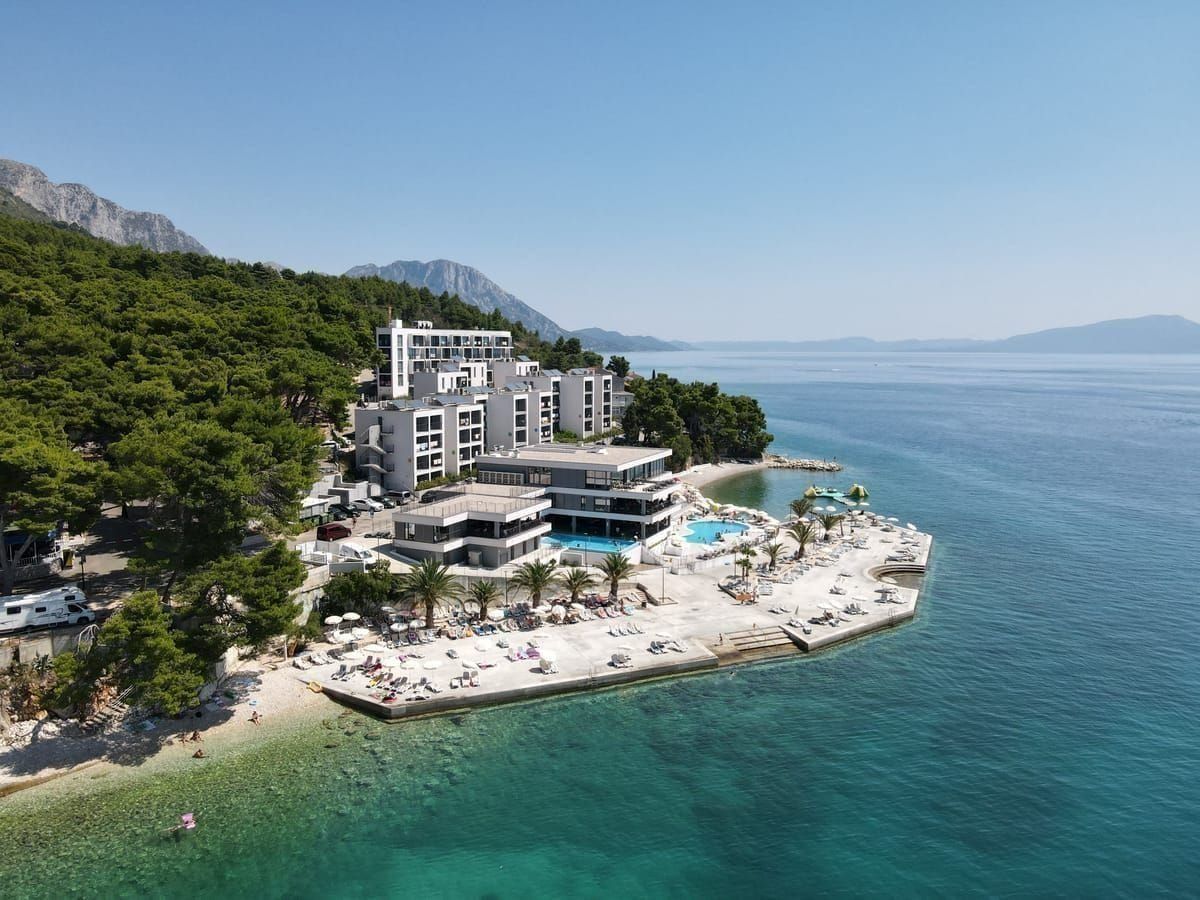 Beheizter Indoor-Pool und Rutschen im Aquapark Dalmatia bei Šibenik