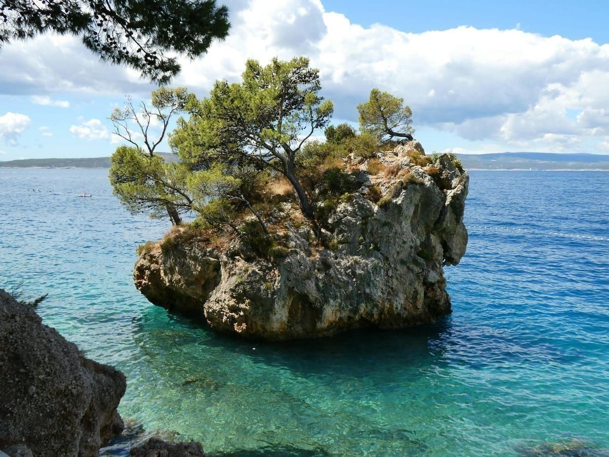Bunte Wasserrutschen eines kroatischen Aquaparks vor blauem Sommerhimmel