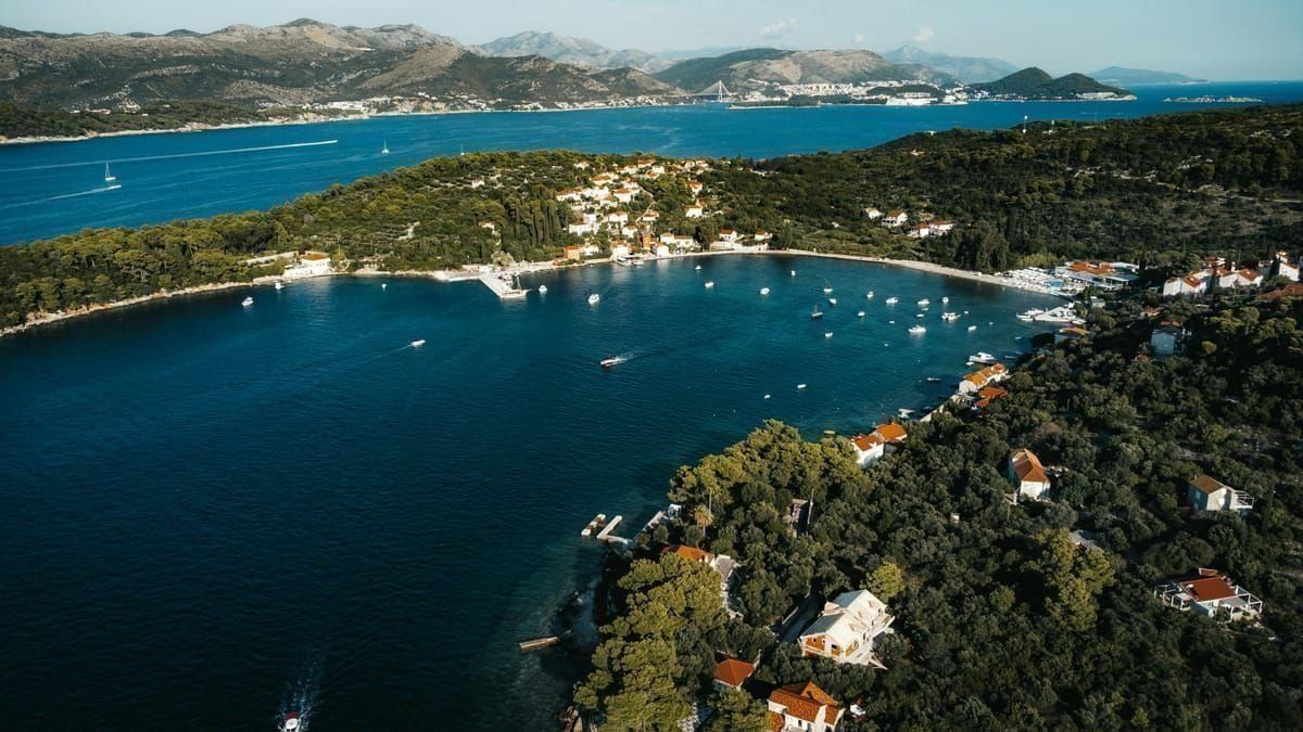 Blick vom Biokovo-Massiv über Makarska auf die Inseln Brač und Hvar