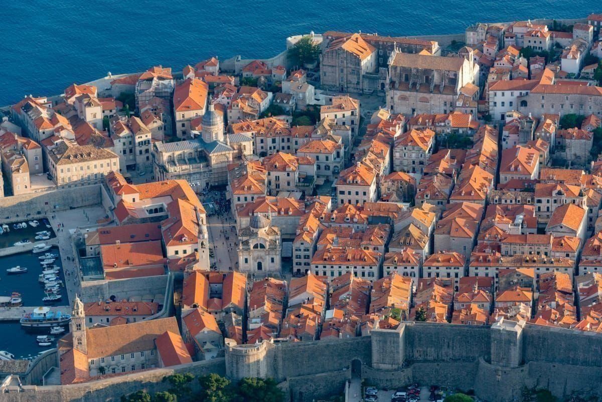 Steile Gassen und Treppen der Altstadt von Dubrovnik mit Steinmauern und Wäscheleinen