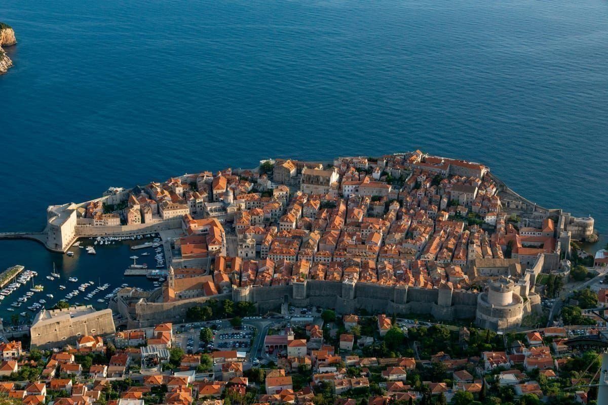 Flugzeug über der Adriaküste im Anflug auf Dubrovnik mit Inseln im Hintergrund