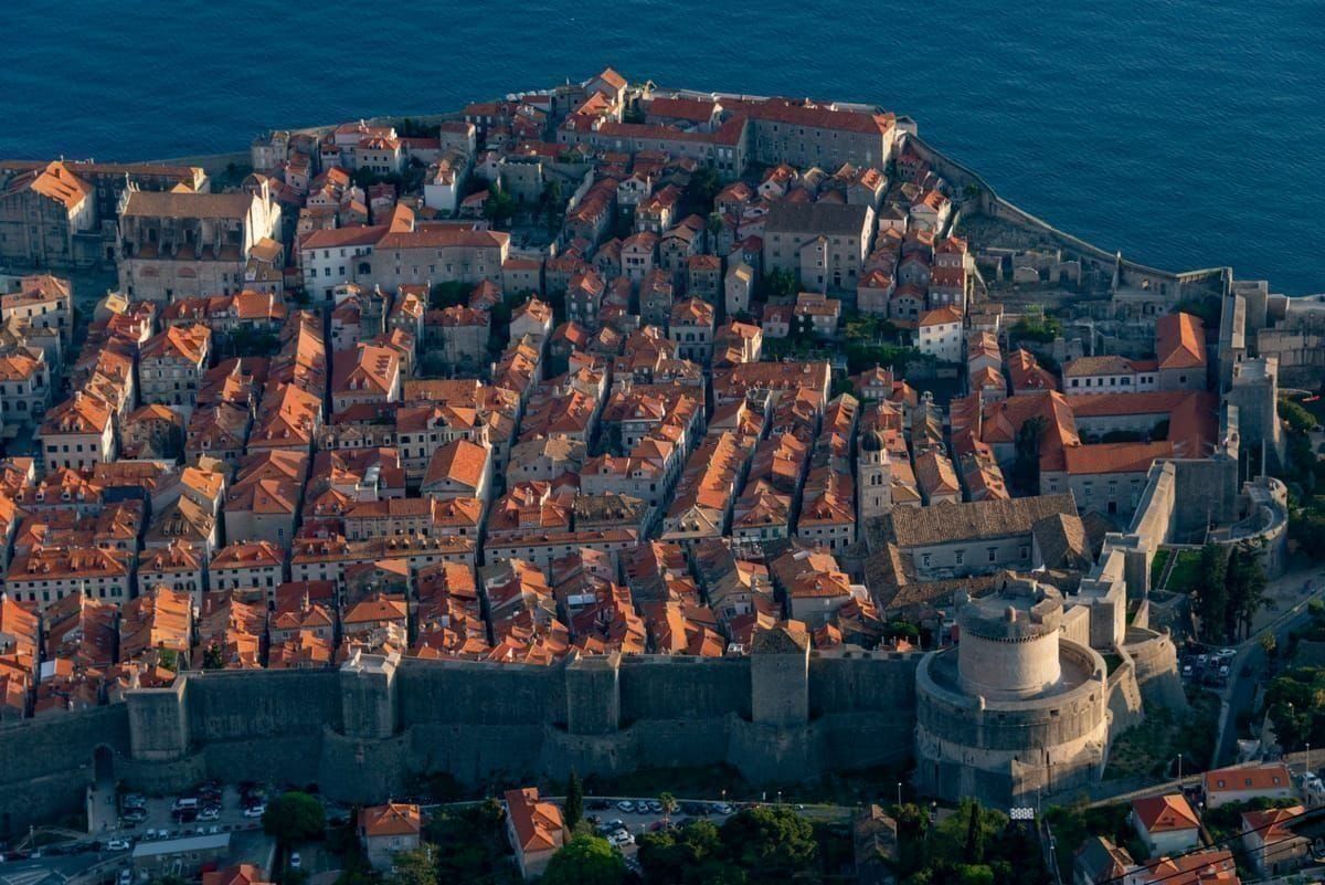 Übersichtskarte-Stimmung: Yacht, Kajak und Weinglas als Symbole für ein Incentive-Programm in Dubrovnik