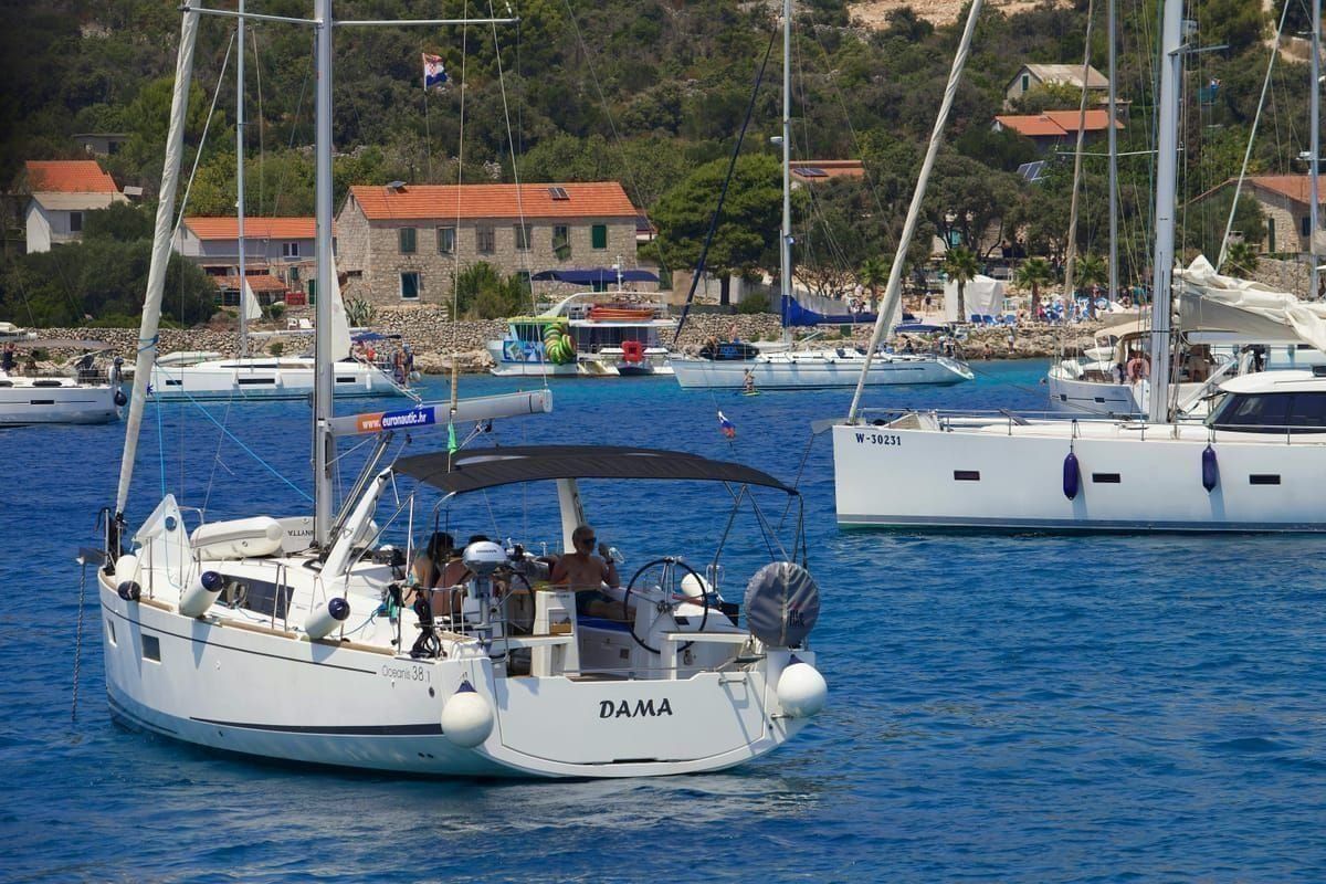 Segelyacht ankert in einer türkisen Bucht der Elafiti-Inseln vor Dubrovnik
