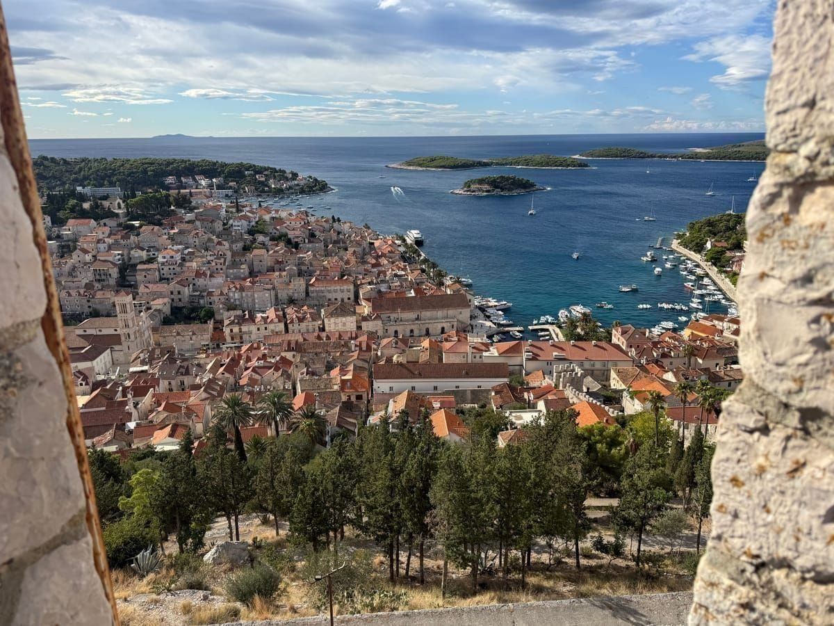 Küstenpfad auf der Insel Hvar zwischen Weinbergen und Adriaküste