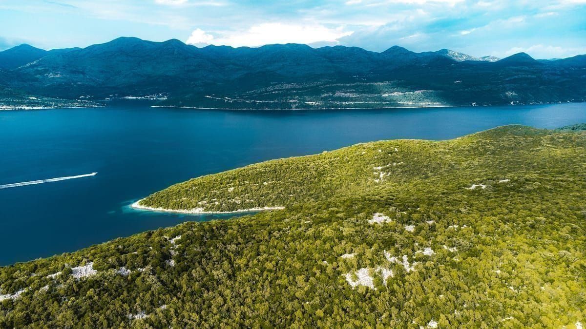 Verschachtelte kahle Inseln des Kornaten-Nationalparks aus der Vogelperspektive