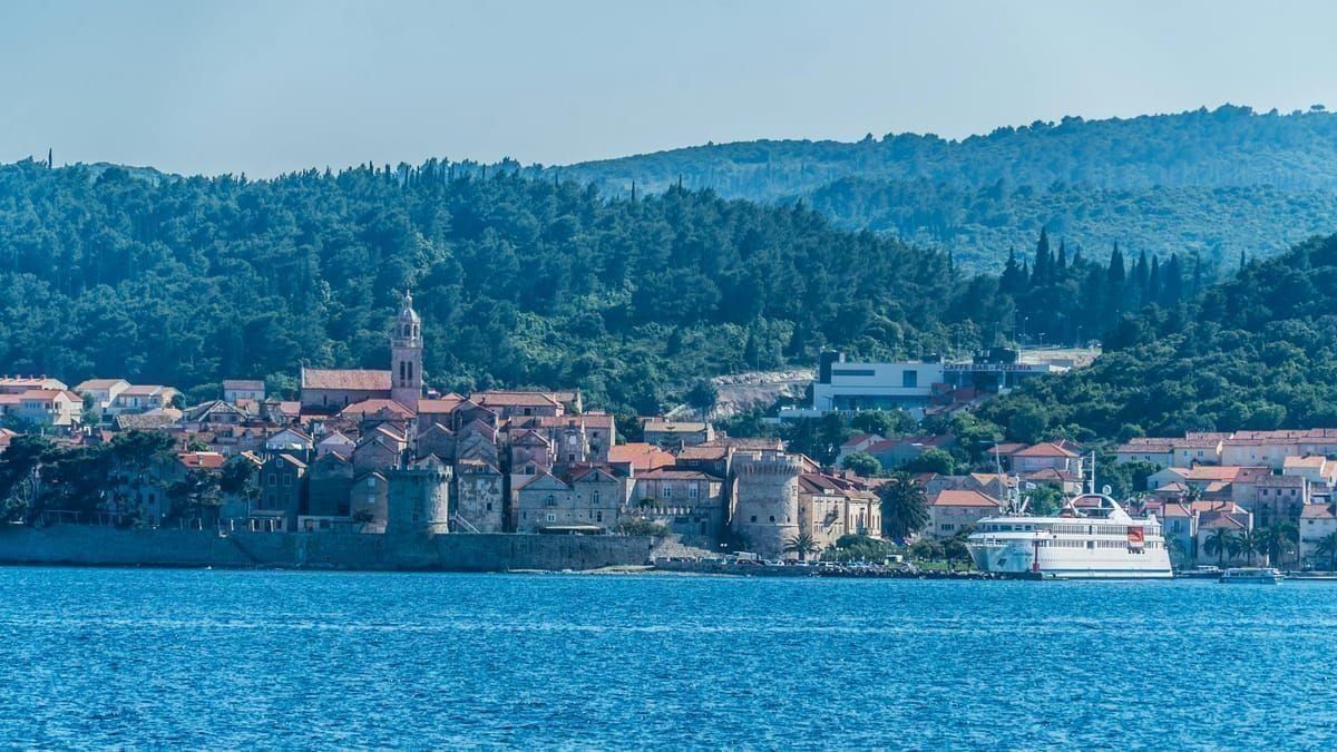 Radfahrer auf einer Küstenstraße der Insel Krk mit Blick auf das Meer