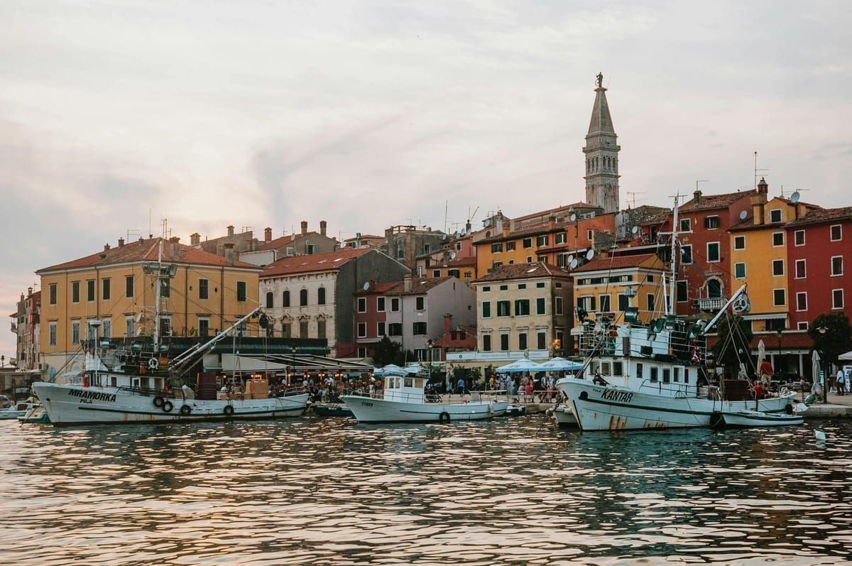 Pastellfarbene venezianische Fassaden und enge Gassen der Altstadt von Rovinj am Meer