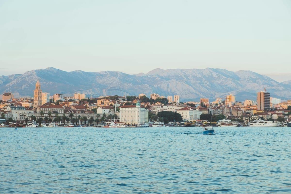 Pinienwald-Pfad im Marjan-Park über Split mit Blick aufs Meer