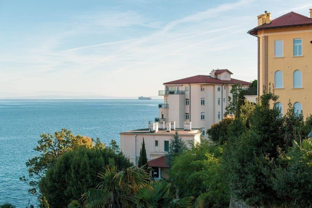 Historische Villen und Hotels an der Promenade von Opatija mit subtropischen Gärten