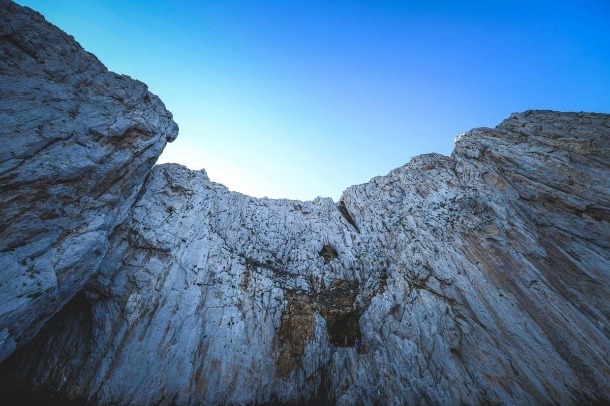 Trailrunner in der engen Schlucht von Velika Paklenica zwischen steilen Felswänden