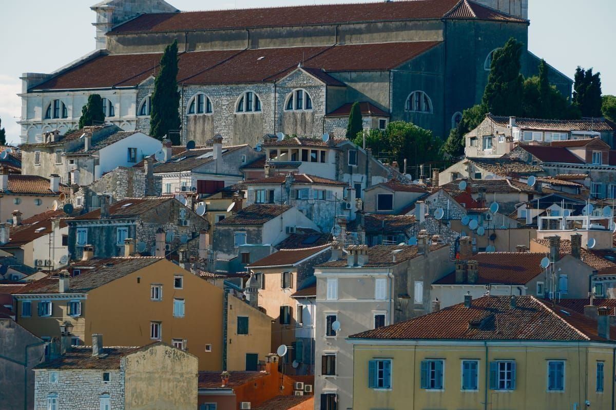 Langer gedeckter Tisch auf der Terrasse eines istrischen Agrotourismus bei Sonnenuntergang mit Blick über Weinberge