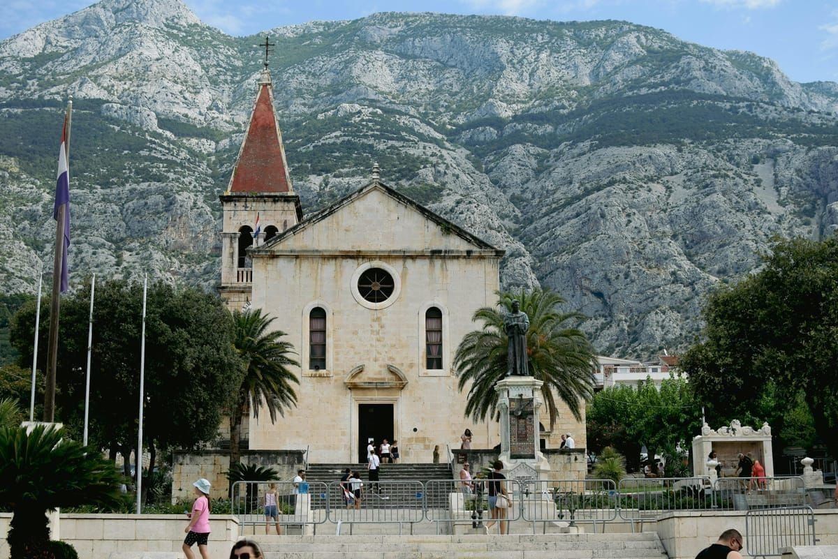 Touristen auf dem Skywalk Biokovo