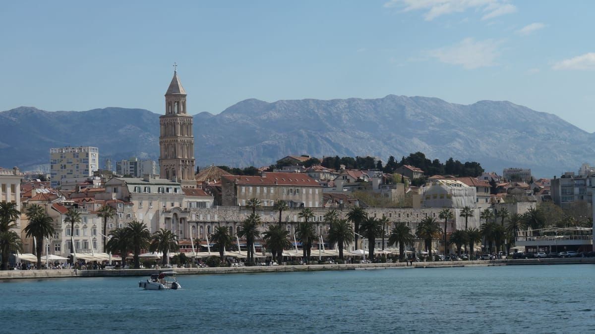 Gruppentransfer mit Kleinbus am Flughafen Split für eine Firmenreise