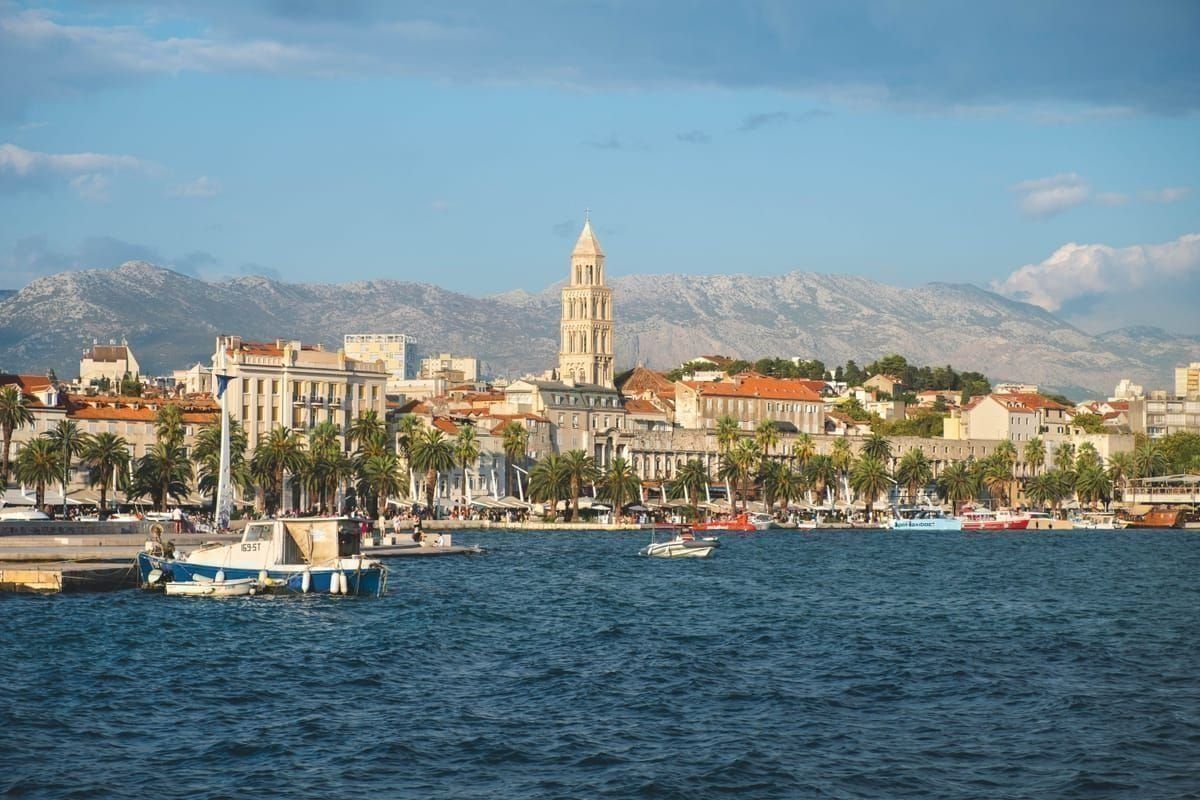 Gruppe läuft durch die engen Gassen des Diokletianpalasts in Split