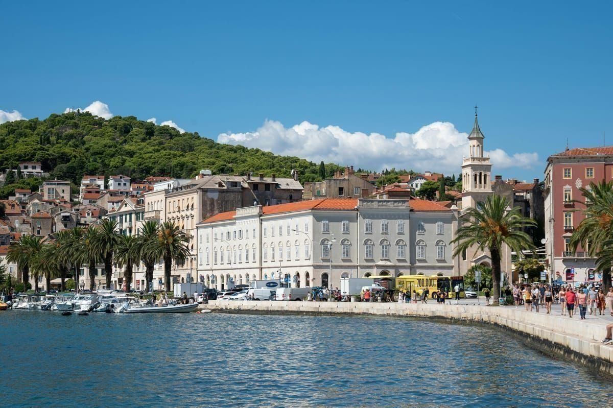 Fähre verlässt den Hafen von Split Richtung Insel