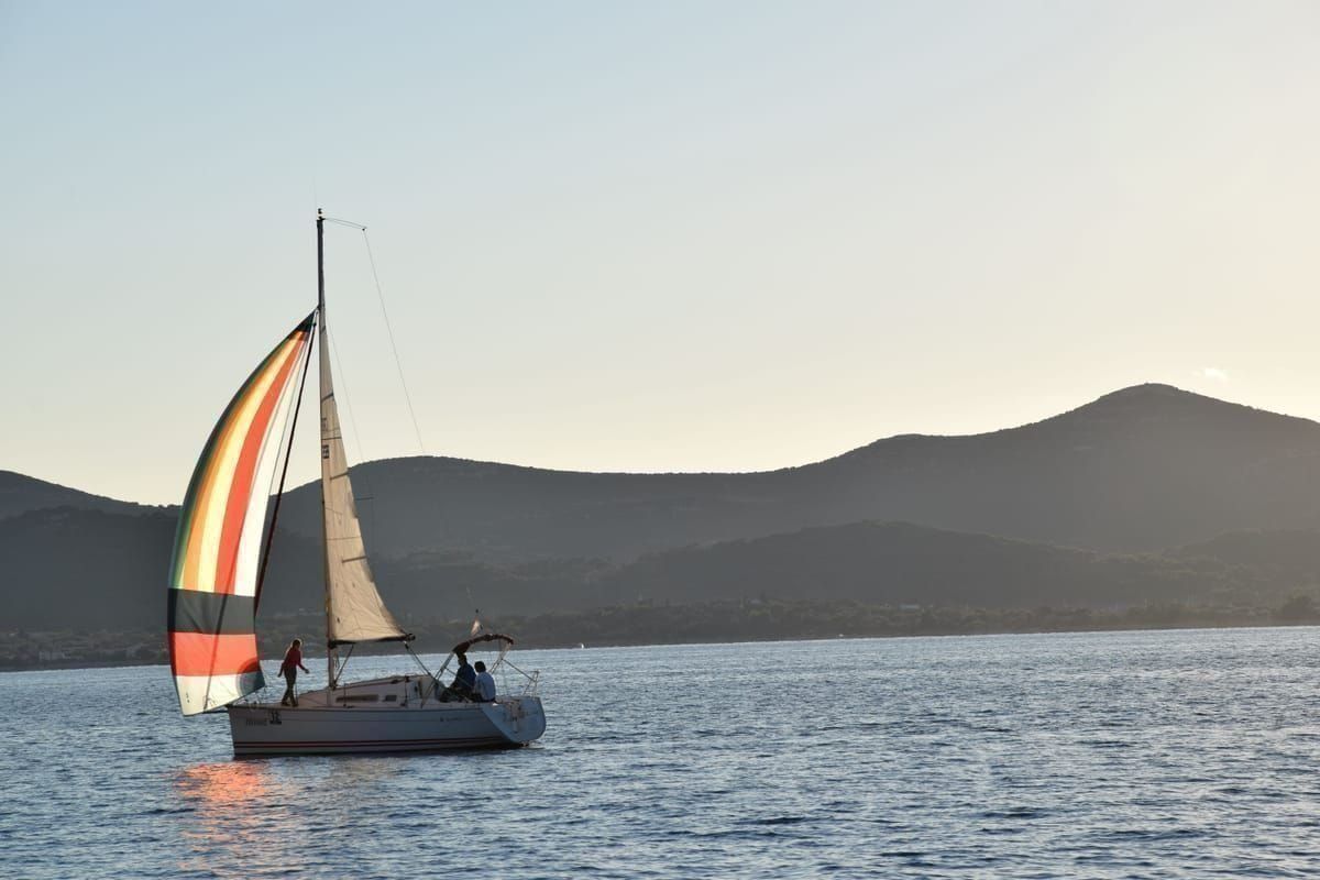 Segelboot mit Team in einer Bucht vor Split