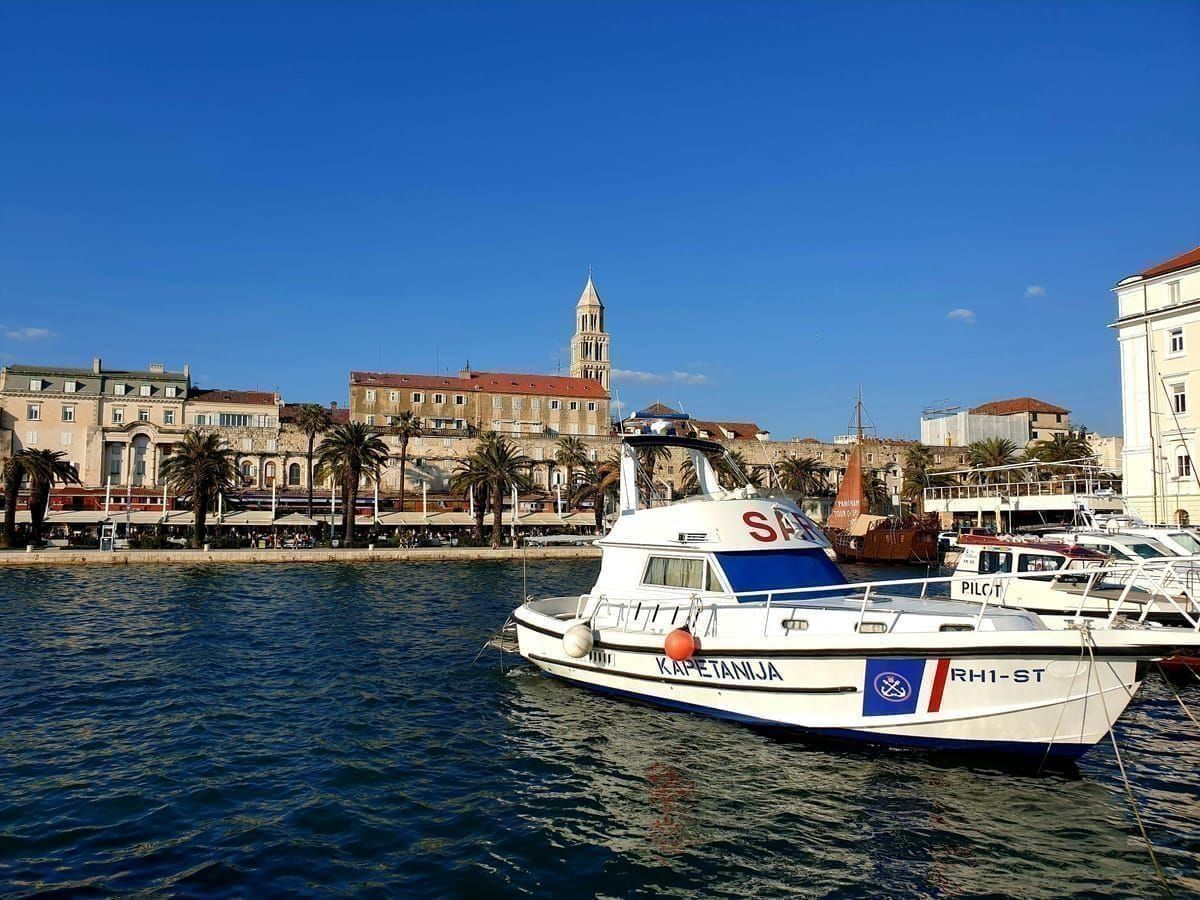 Team löst eine Rätselaufgabe in einer Gasse der Altstadt von Split