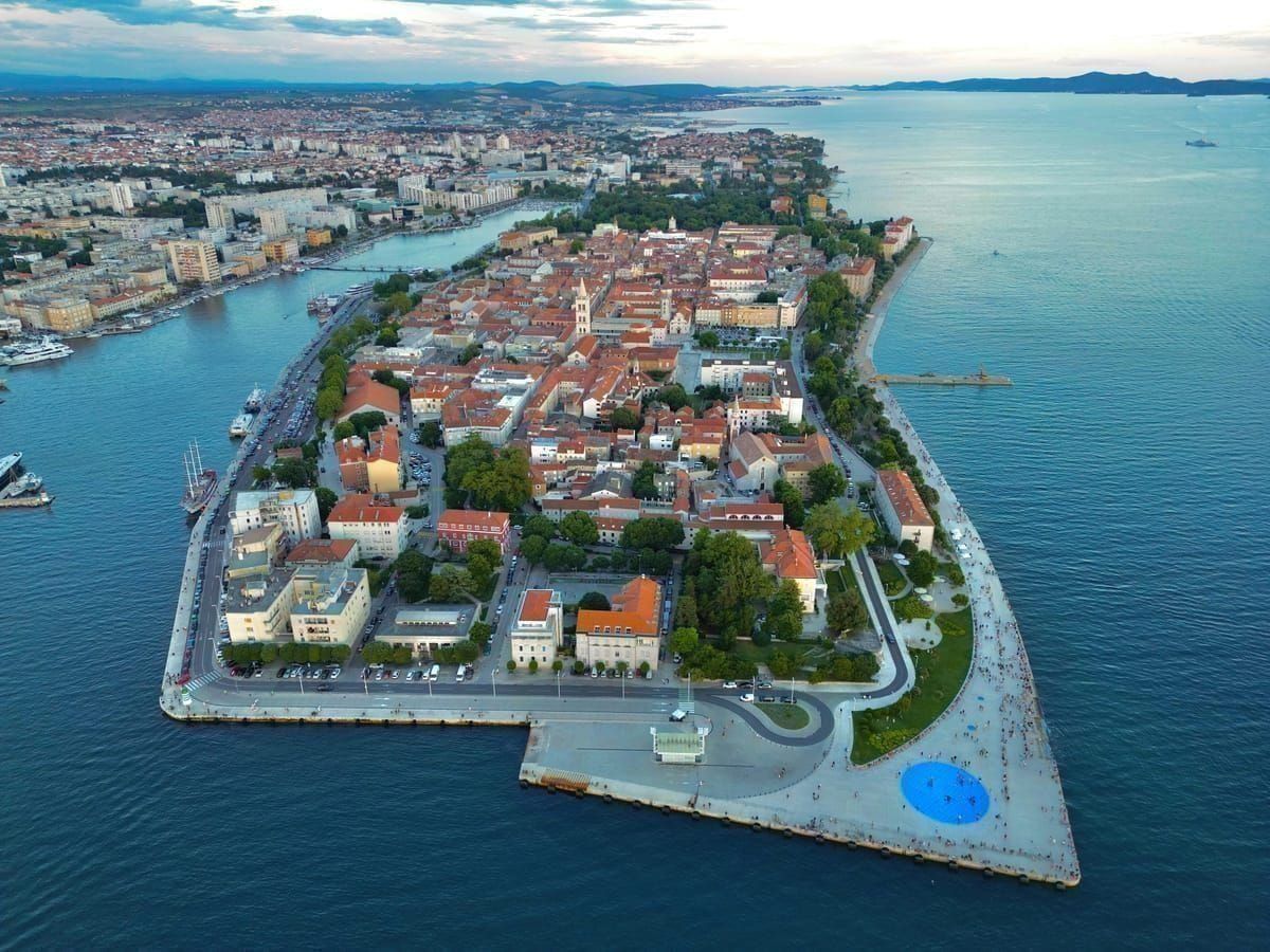 Segelboote zwischen den kargen Inseln des Kornati-Archipels