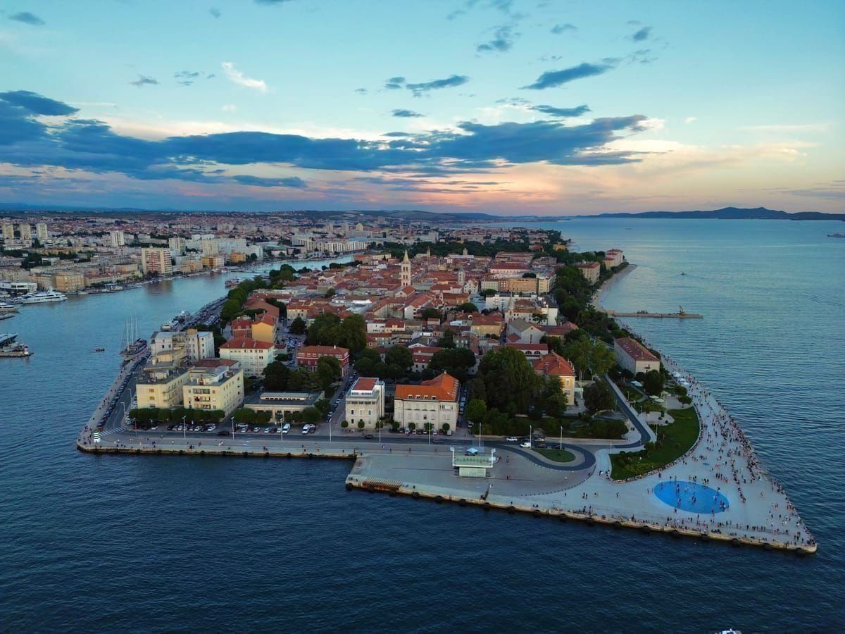 Sonnenuntergang an der Riva von Zadar mit der Lichtinstallation Gruß an die Sonne