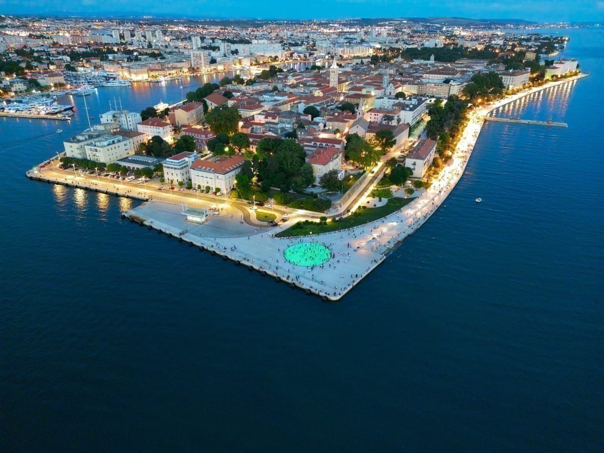 Mietwagenflotte und Bus vor dem Flughafen Zadar