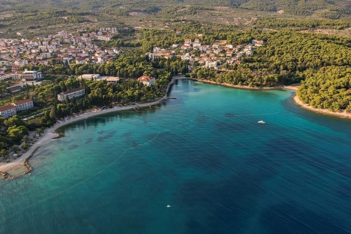 Bewaldeter Laufpfad im Naturpark Učka mit Blick auf die Kvarner Bucht