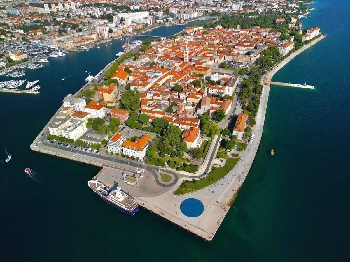 Blick über die Altstadt von Zadar mit Hafen und Meer