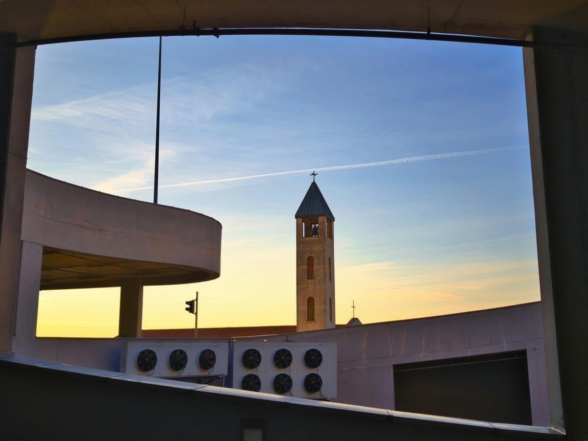 Bikepacker beim Kochen am Lagerfeuer
