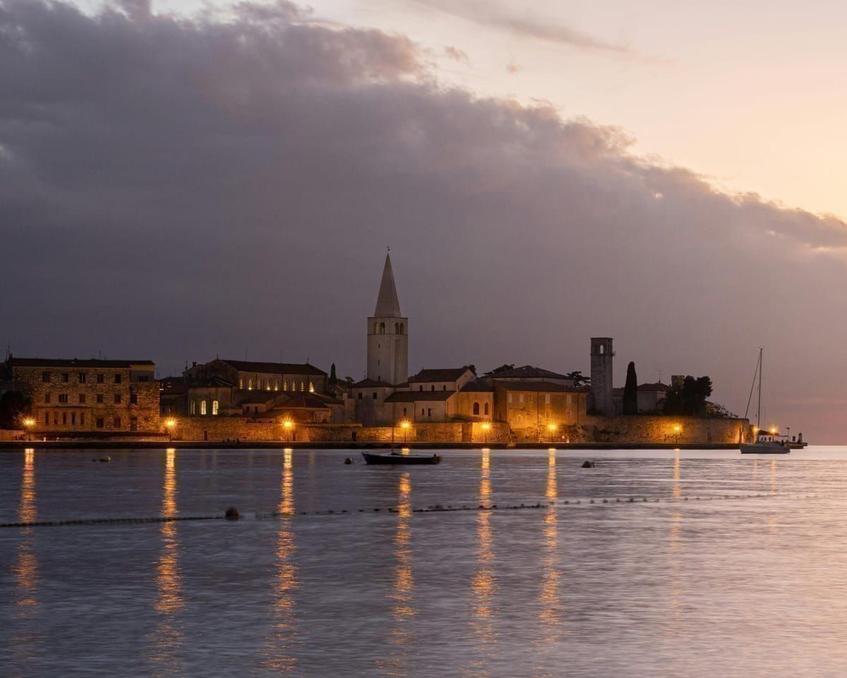 Bikepacker bei Sonnenuntergang am Velebit