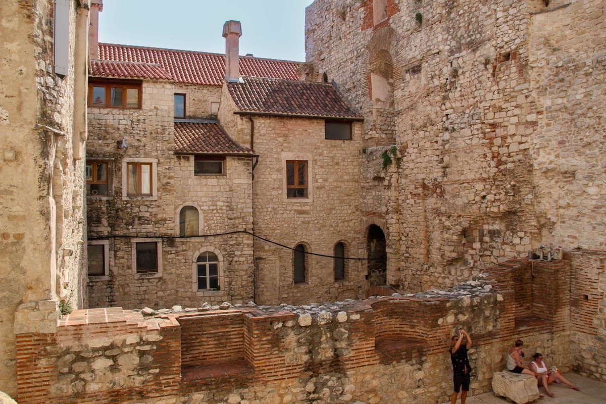 Steinerne Gassen der Altstadt von Biograd na Moru