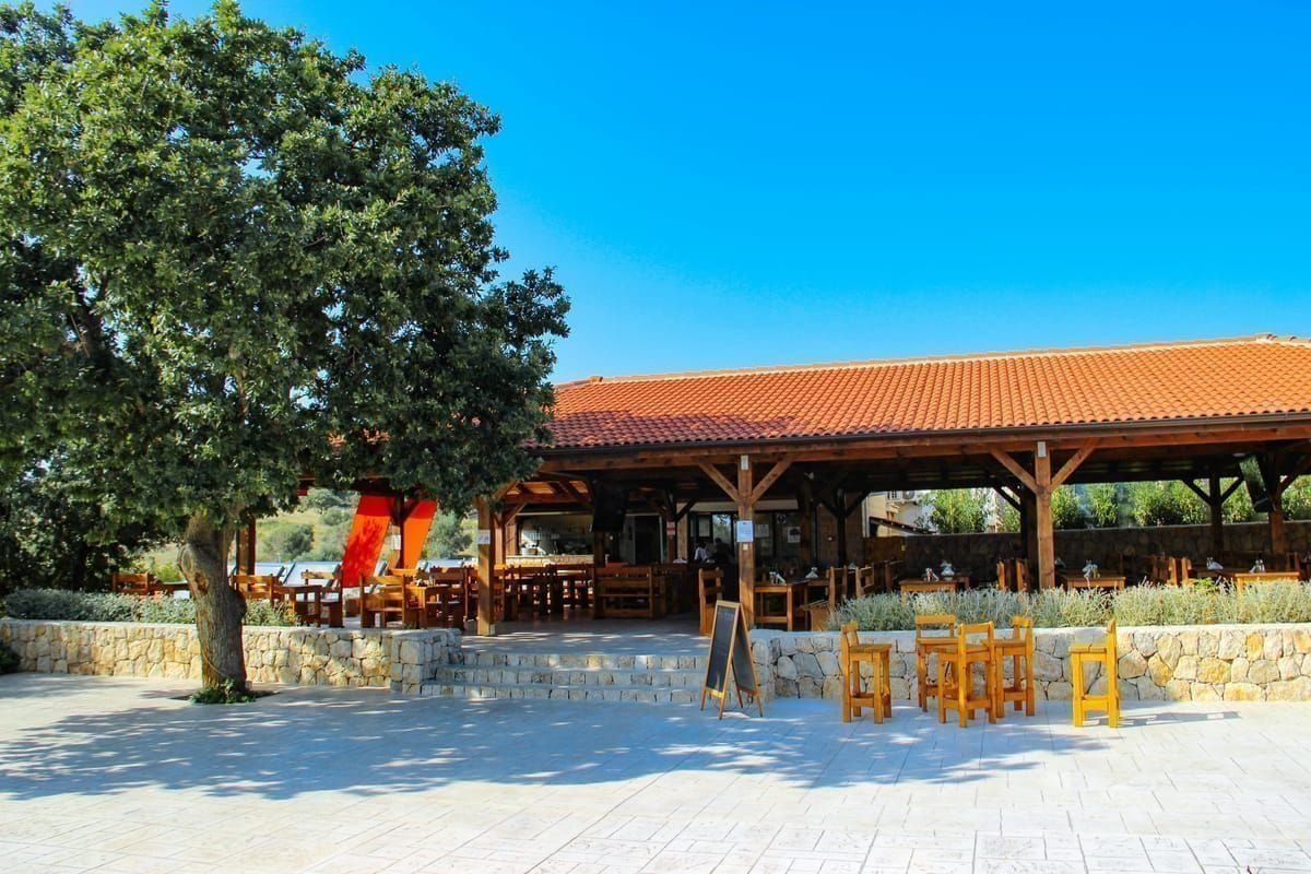 Gegrillter Fisch und Cevapcici auf einem Tisch an der Promenade von Biograd