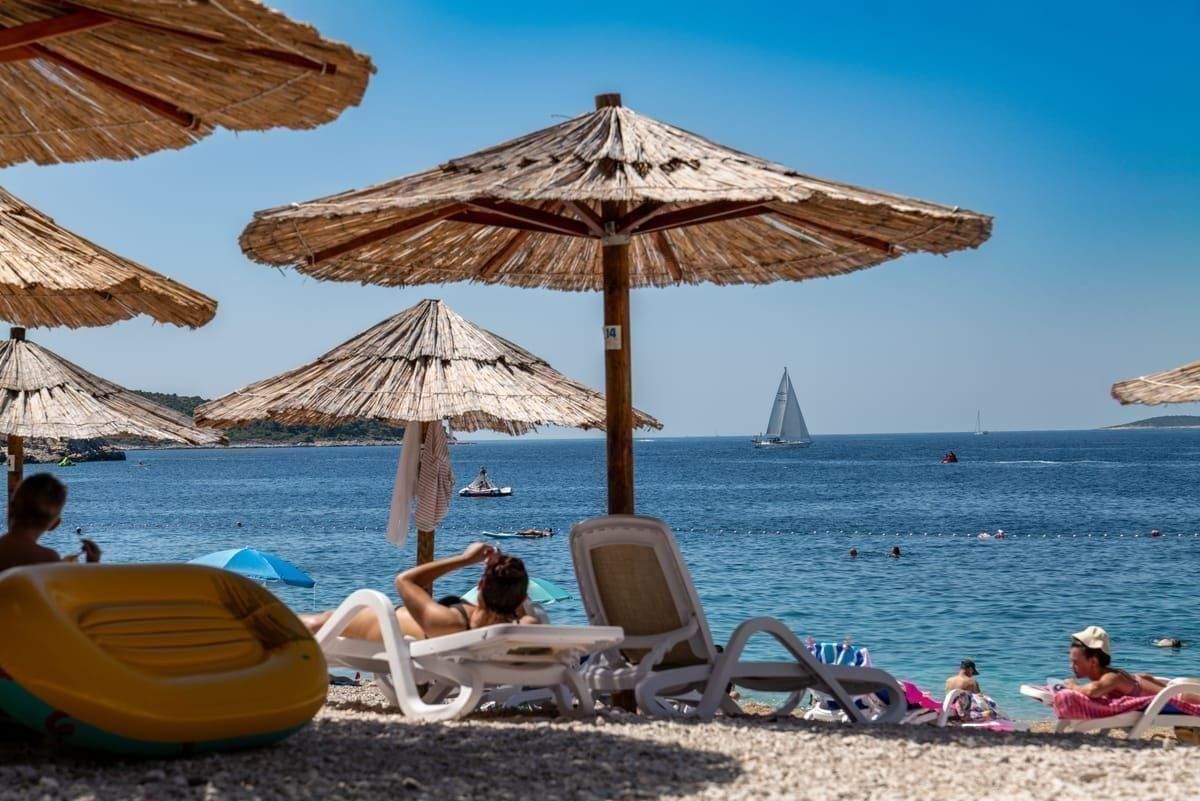 Kiesstrand mit Pinienschatten in Biograd na Moru
