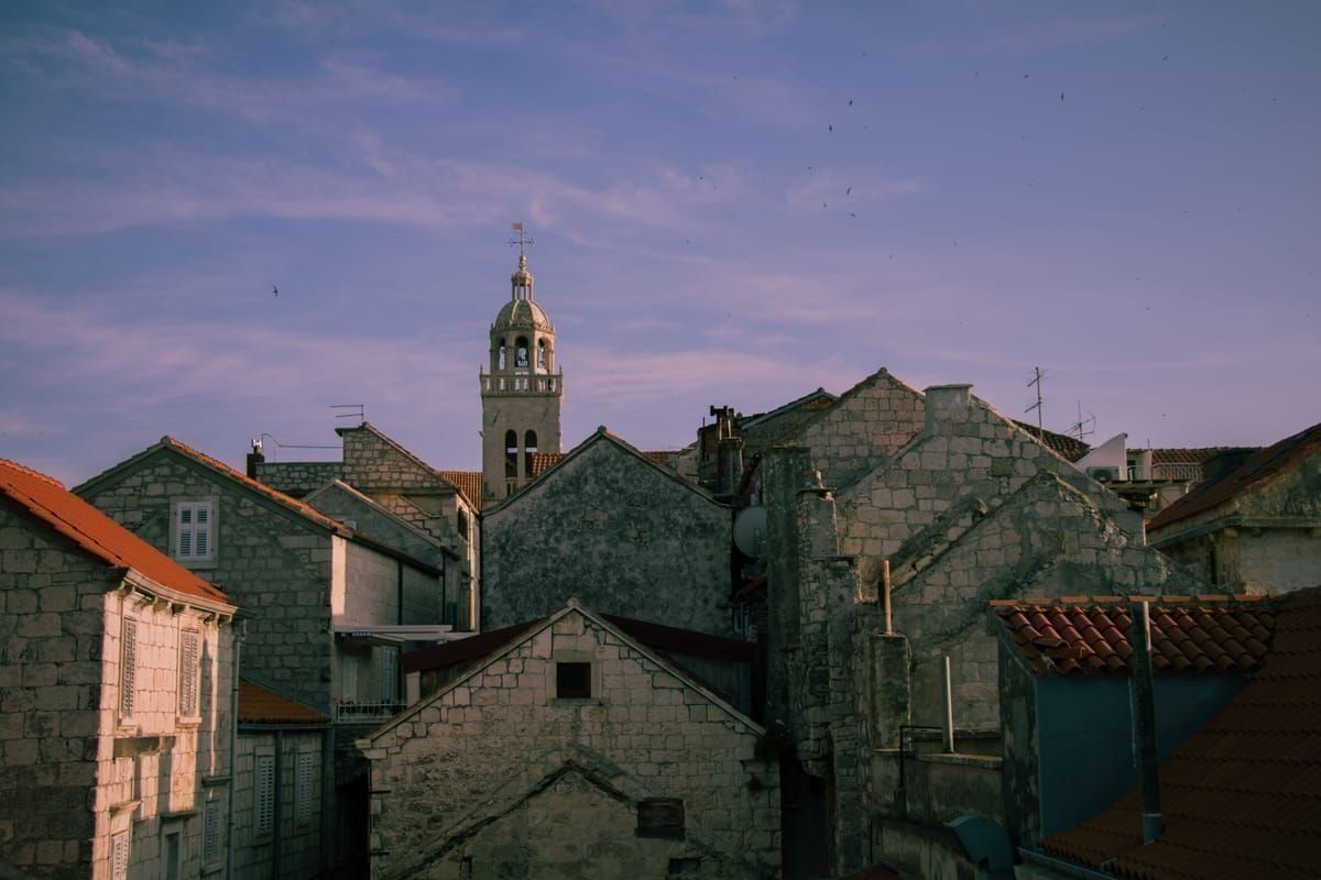 Steinerne Gassen der Altstadt von Cavtat mit der Kirche St. Nikolaus