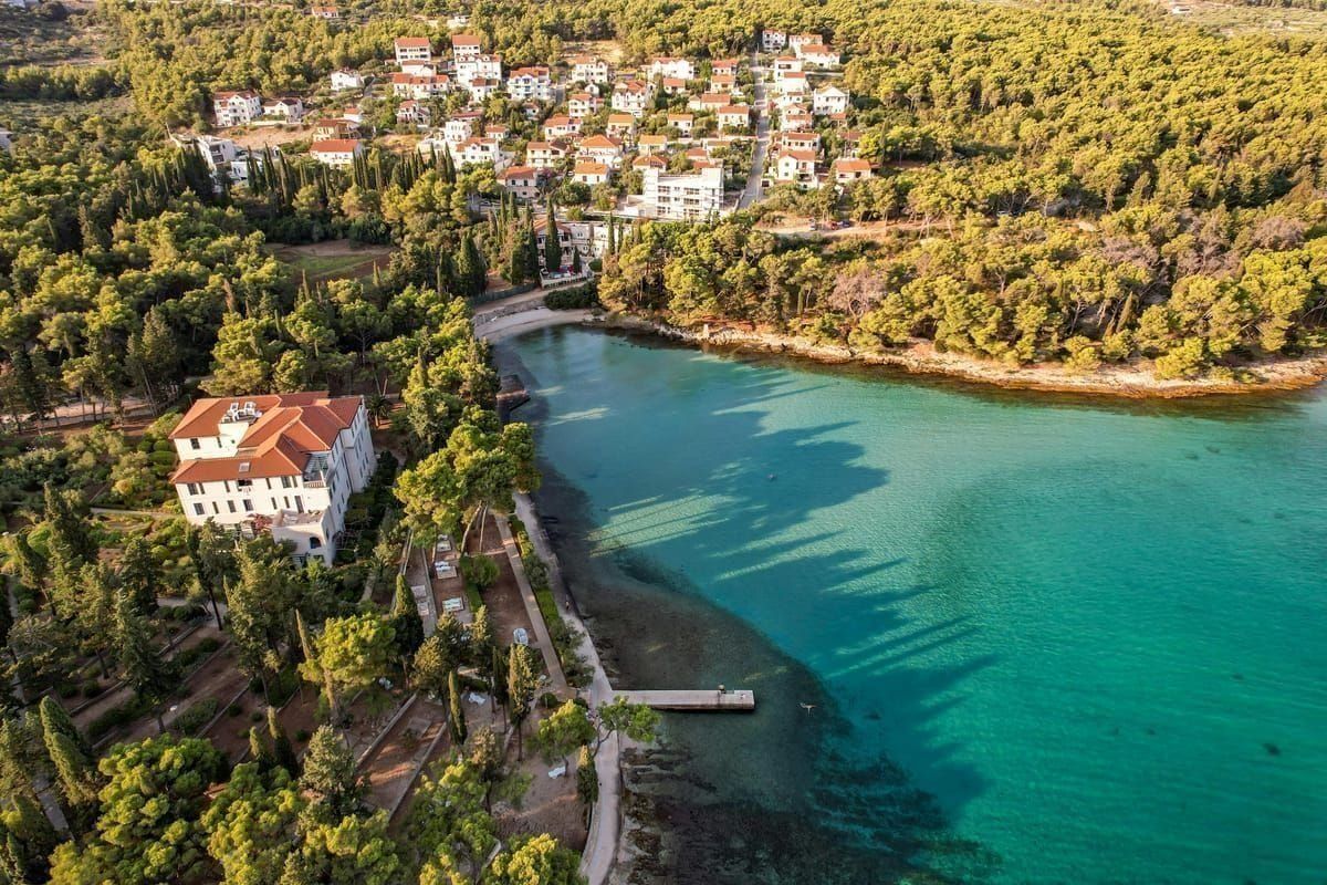 Blick über die zwei bewaldeten Halbinseln von Cavtat mit dem Hafen dazwischen