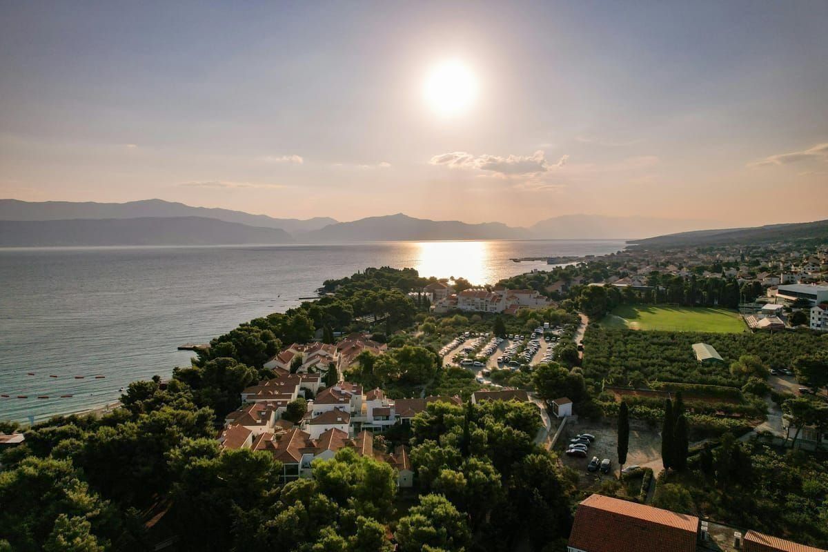 Sommerliche Bucht von Cavtat mit Booten und badenden Menschen im klaren Wasser
